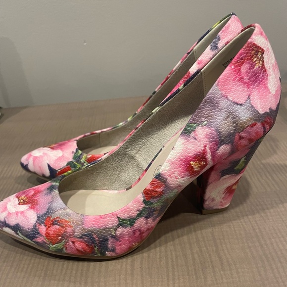 BC Floral Heels - Picture 2 of 3